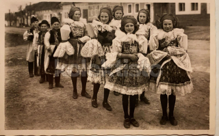 100 Kč XXX Pohlednice NEURČENO KROJE, CZE100328